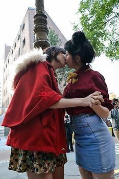 대한민국 퀴어들이 러시아 대사관 앞에서 키스 시위를 벌인 까닭은?