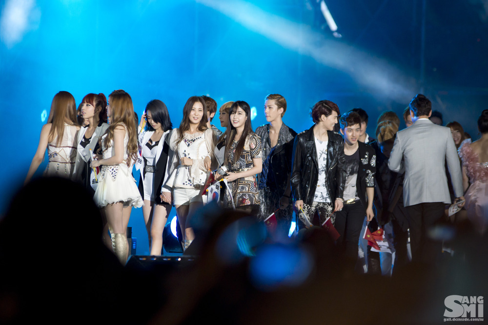 [PIC][25-08-2012]Hình ảnh mới nhất từ Concert "14th Korea-China Music Festival in Yeosu" của SNSD - Page 4 1544A0405039BE491AD645