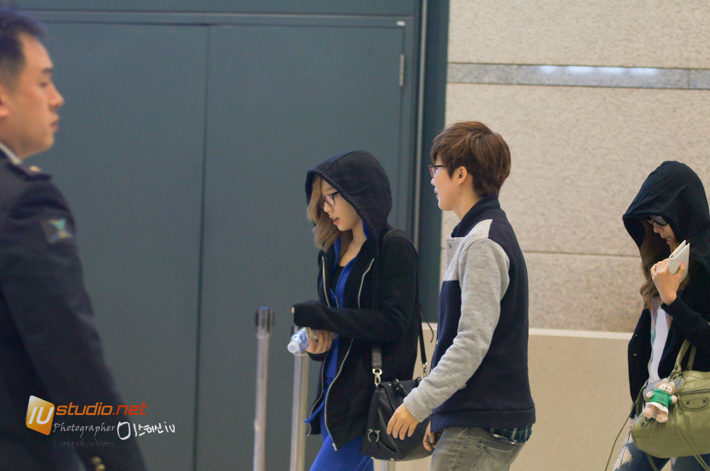 [PRESS][7- 4- 2012] Taeyeon & Tiffany || Incheon Airport  18383B434F81123513227B