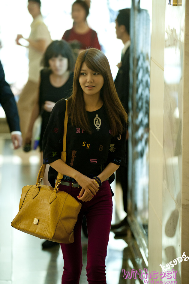 [PIC][24-08-2012]SeoHyun và SooYoung xuất hiện tại lễ khai trương cửa hàng "MCM" vào chiều nay 192A044950377BF40BE6A9