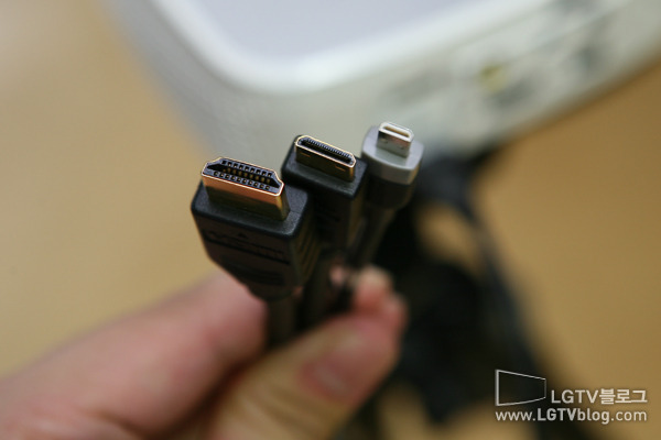 (왼쪽부터) 일반 HDMI, 미니 HDMI, 마이크로 HDMI 사진