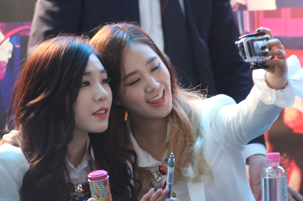 [PIC][14-03-2014]SNSD xuất hiện tại buổi fansign cho "Mr.Mr." vào tối nay  - Page 4 21030F4C53247EFA3ADCB5