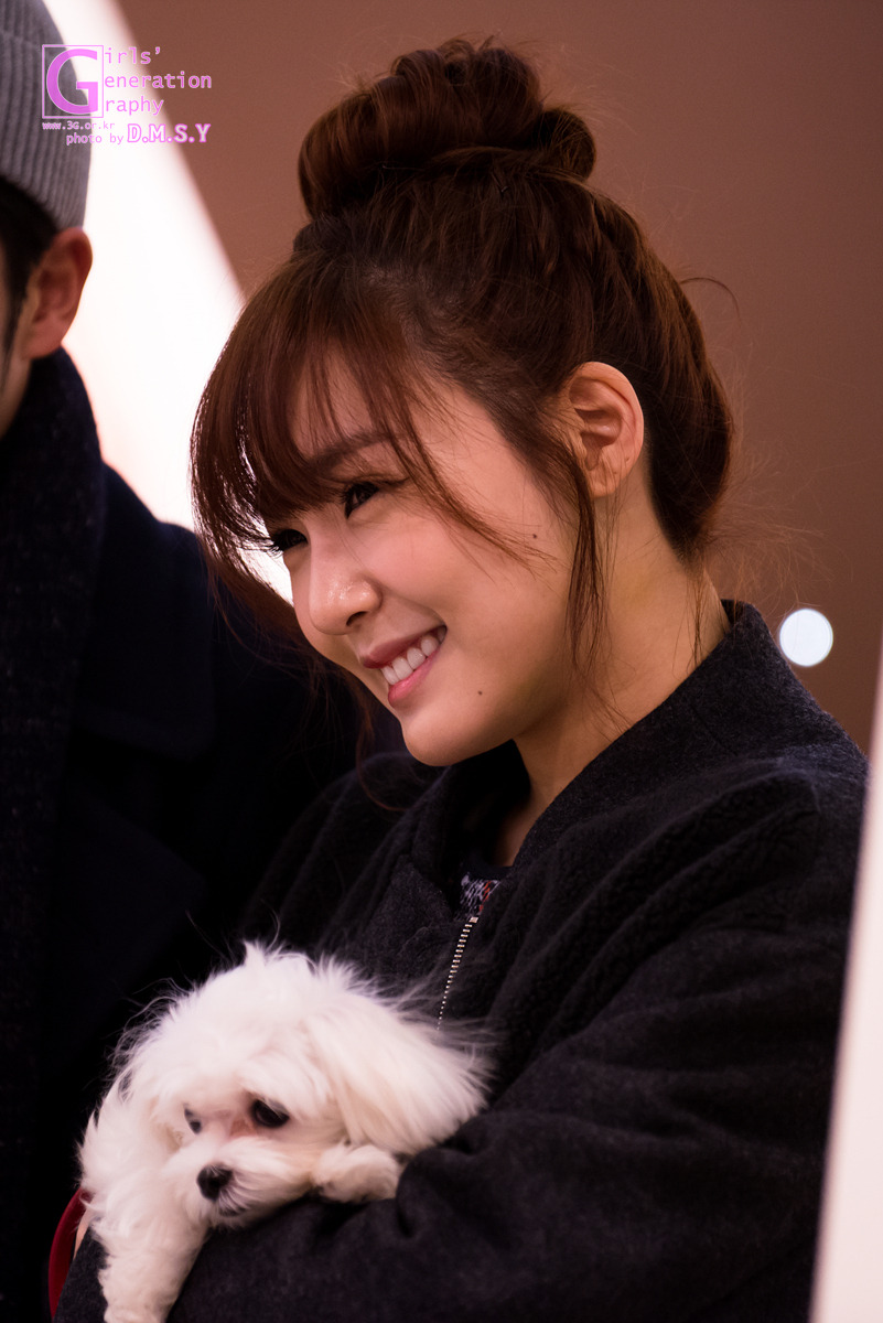 [PIC][28-11-2013]Tiffany ghé thăm cửa hàng "QUA" ở Hyundai Department Store vào trưa nay - Page 2 21271A3A5297454D2258E8