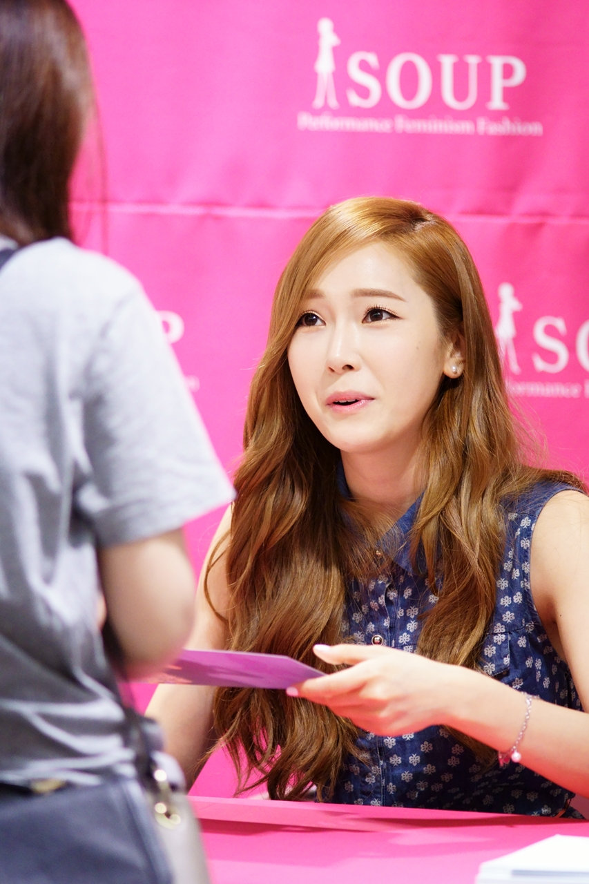 [PIC][04-04-2014]Jessica tham dự buổi fansign cho thương hiệu "SOUP" vào trưa nay - Page 3 21281C38539DC156393382