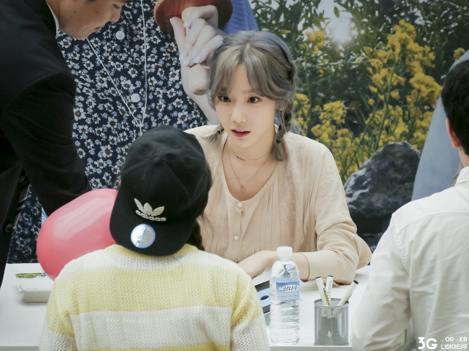 [PIC][23-09-2016]TaeYeon tham dự buổi Fansign cho thương hiệu nước uống "SAMDASOO" tại COEX Live Plaza vào tối nay - Page 8 212E934457E6AE33113CC6