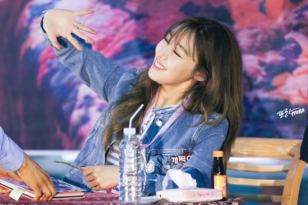 [PIC][06-06-2016]Tiffany tham dự buổi Fansign cho "I Just Wanna Dance" tại Busan vào chiều nay - Page 5 2154804657CEB4331D5742