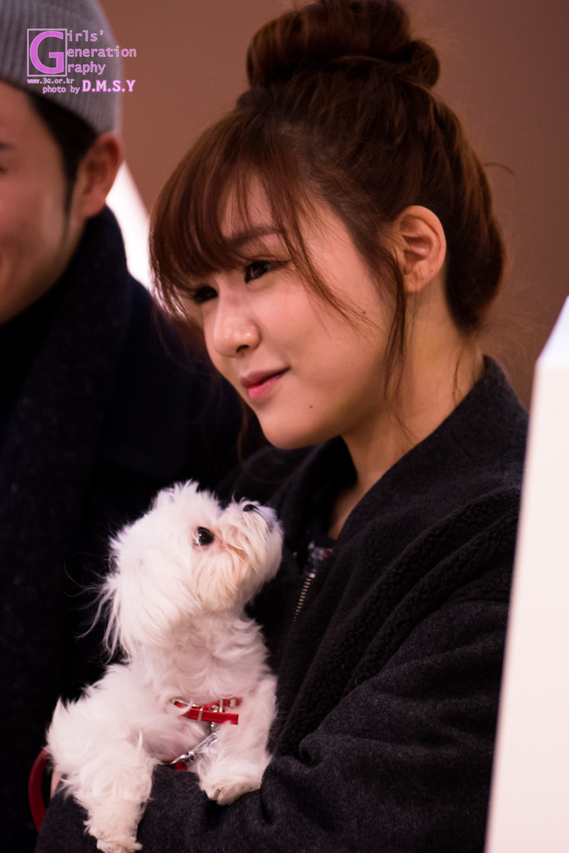 [PIC][28-11-2013]Tiffany ghé thăm cửa hàng "QUA" ở Hyundai Department Store vào trưa nay - Page 2 22080B3A5297454C2C5332