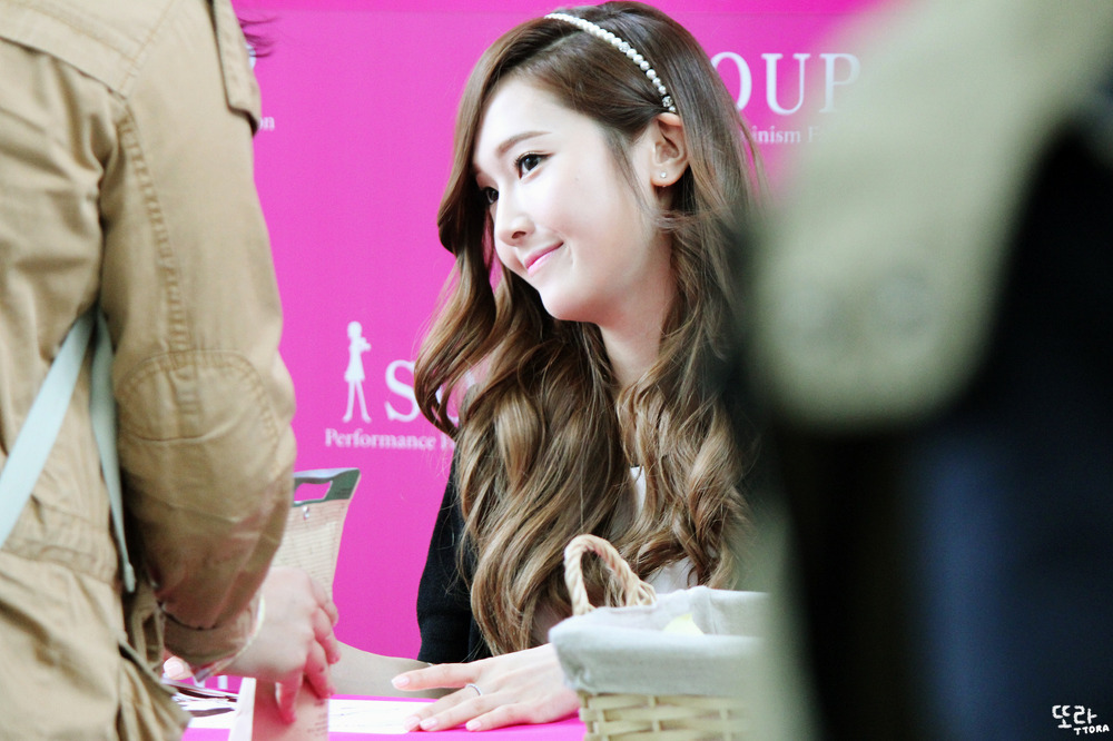 [PIC][04-04-2014]Jessica tham dự buổi fansign cho thương hiệu "SOUP" vào trưa nay 2247733C533F8F1E08DD1D