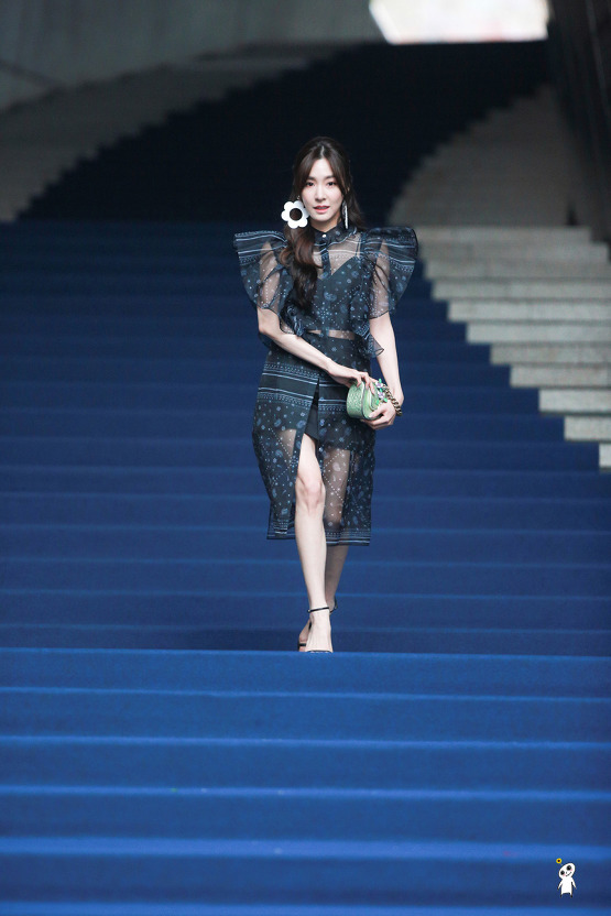 [PIC][28-03-2017]Tiffany và SeoHyun tham dự sự kiện ra mắt BST Thu - Đông của thương hiệu "FLEAMADONNA" trong khuôn khổ "2017 S/S HERA Seoul Fashion Week" vào chiều nay - Page 4 2309BC50590AFE670DD606