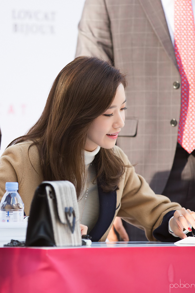 [PIC][24-10-2015]YoonA tham dự buổi fansign cho thương hiệu "LOVCAT" vào chiều nay - Page 4 23281B35562E26E51A11AE
