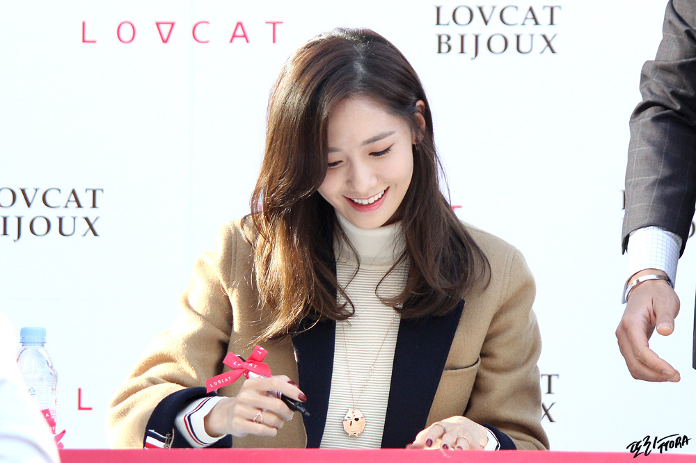 [PIC][24-10-2015]YoonA tham dự buổi fansign cho thương hiệu "LOVCAT" vào chiều nay - Page 6 23786E47565AF001251087