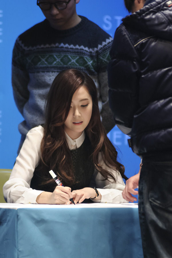 [PIC][01-12-2013]Jessica xuất hiện tại buổi fansign thứ 2 cho thương hiệu "STONEHENgE" vào trưa nay - Page 2 24207A3F529CEEDE046C83