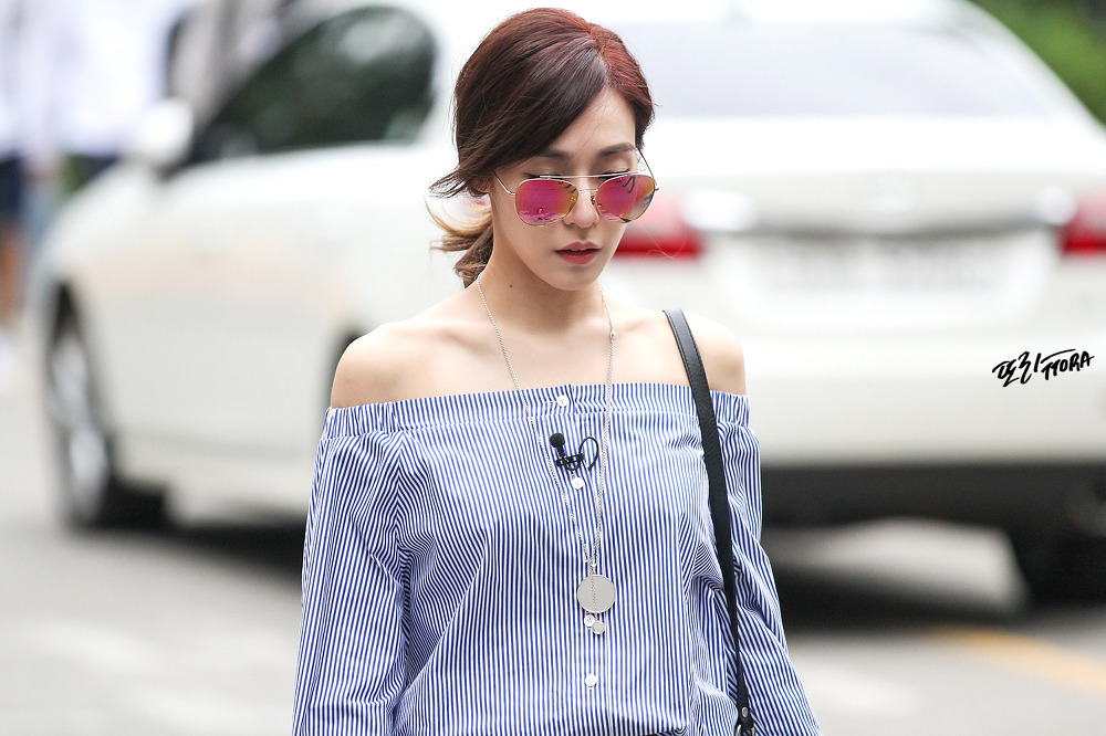 [PIC][01-07-2016]Tiffany xuất hiện tại tòa nhà KBS để quảng bá cho "SHUT UP" - Page 2 2453C04A58F603572B667D