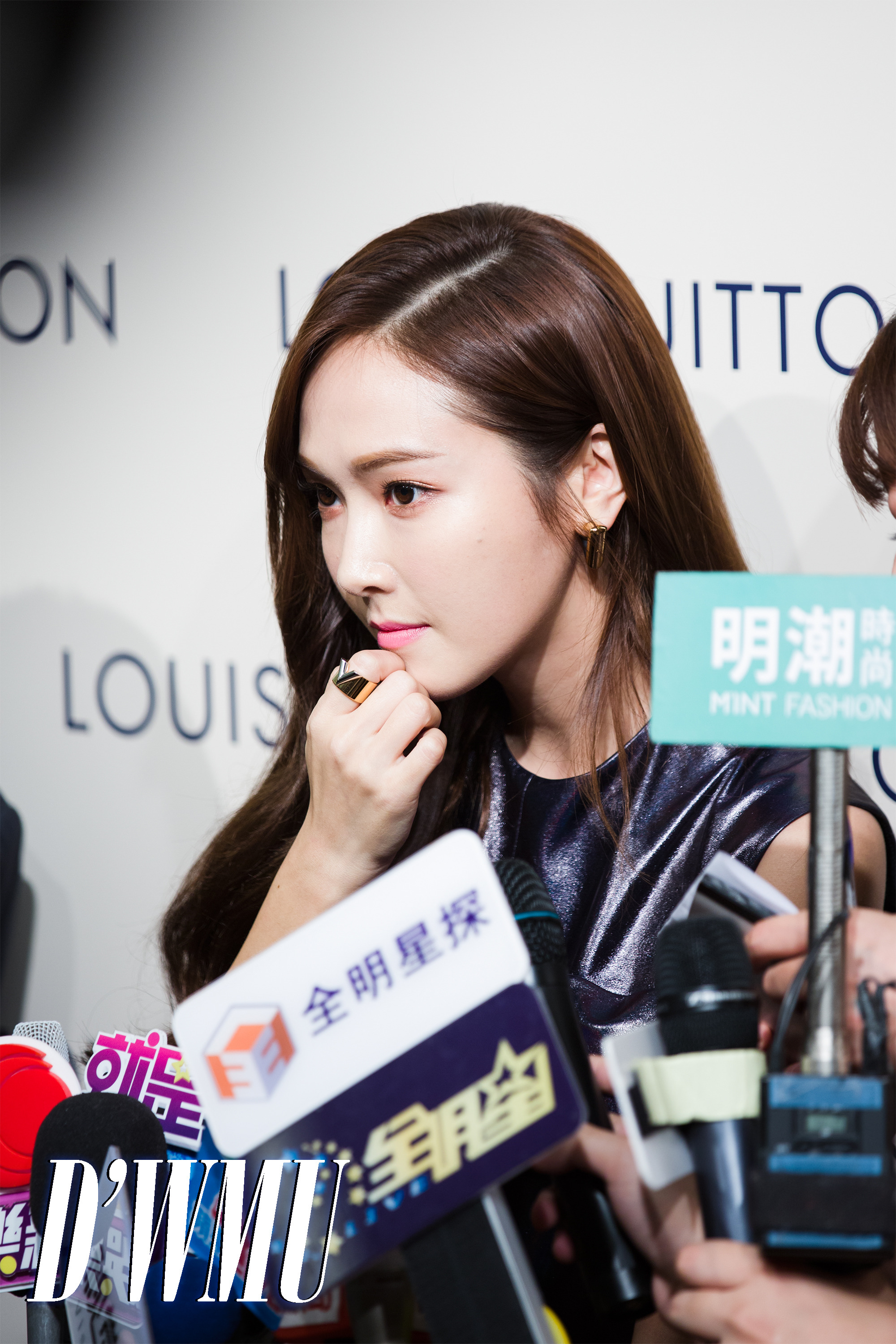 [PIC][29-09-2016]Jessica khởi hành đi Đài Bắc để tham dự sự kiện khai trương chi nhánh mới của thương hiệu "LOUIS VUITTON" vào chiều nay 2519D83457EE85A9263C30