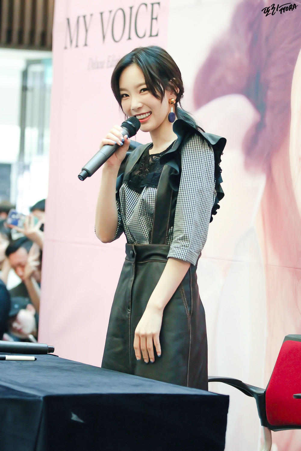 [PIC][16-04-2017]TaeYeon tham dự buổi Fansign cho “MY VOICE DELUXE EDITION” tại AK PLAZA vào chiều nay  - Page 5 2520D7385903686616F1BB