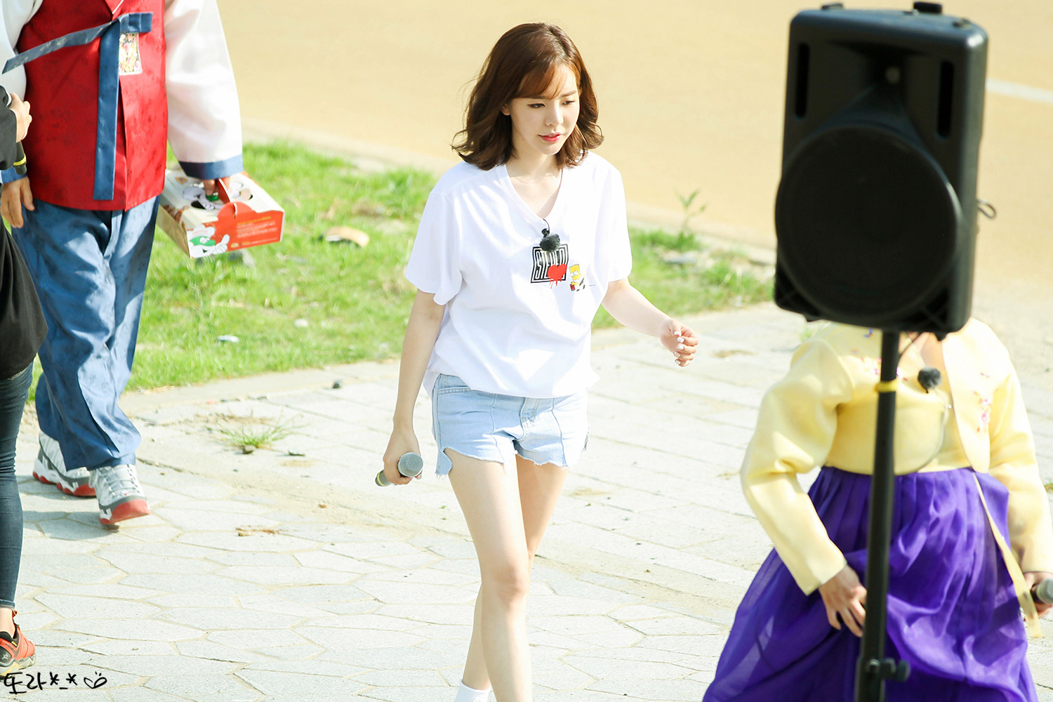 [PIC][16-05-2016]Sunny ghi hình cho chương trình "재래시장 살리자" của kênh JTBC tại Busan vào hôm nay - Page 12 252817425950EEB12CAD1A