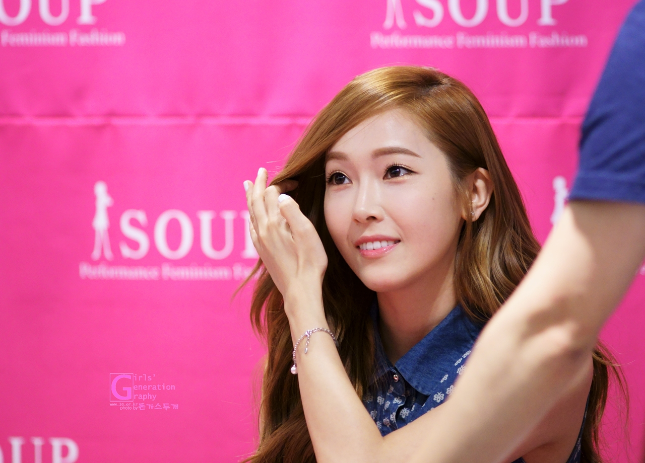 [PIC][14-06-2014]Jessica tham dự buổi fansign lần 2 cho thương hiệu "SOUP" vào trưa nay 25765F3E539CF91D2D31C9