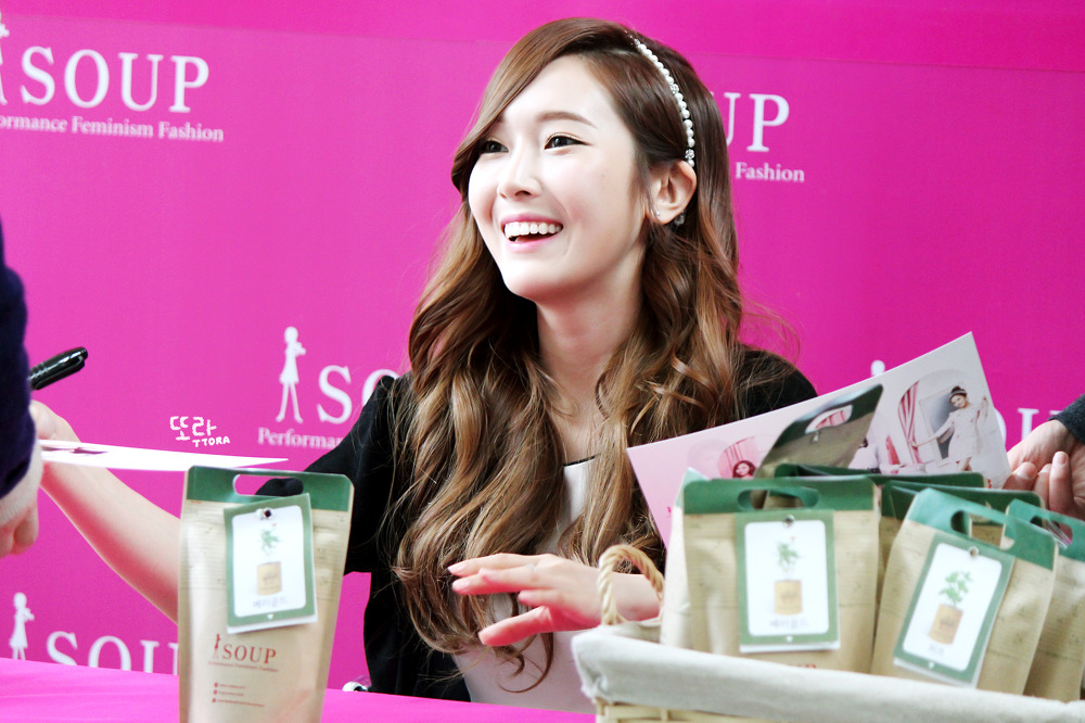 [PIC][04-04-2014]Jessica tham dự buổi fansign cho thương hiệu "SOUP" vào trưa nay 2645703C533F8F242A8885