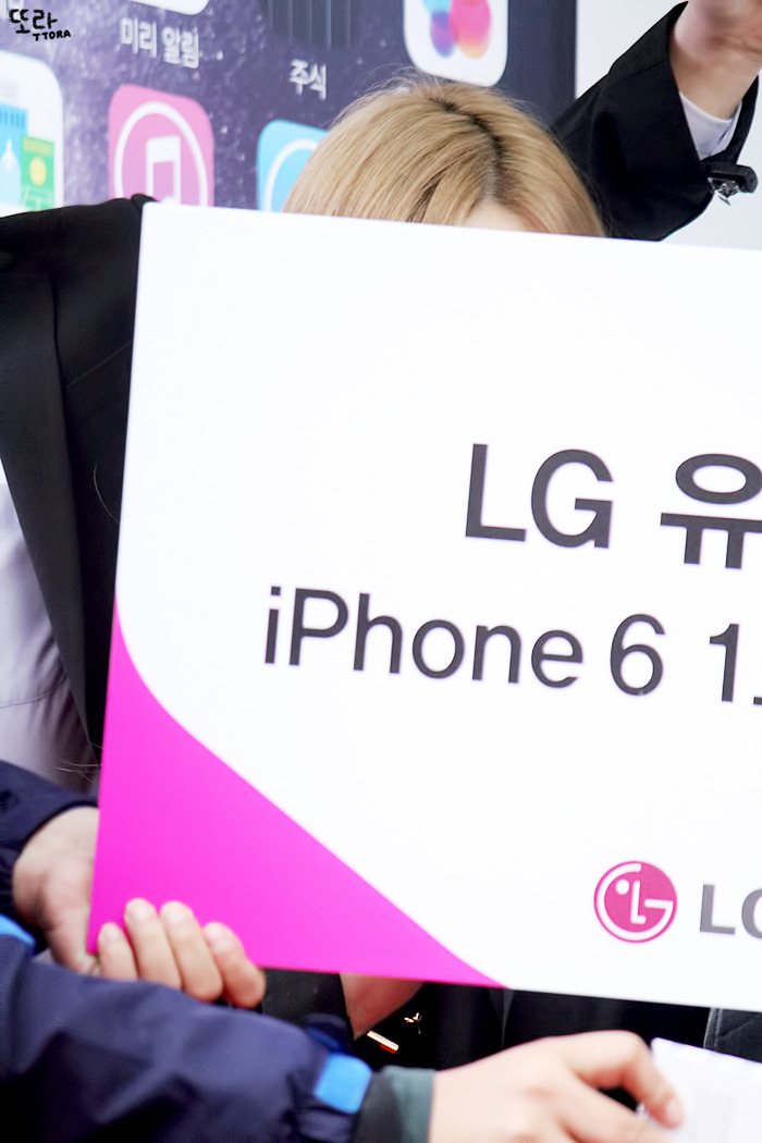 [PIC][31-10-2014]TaeTiSeo tham dự sự kiện "LG U+ iPhone 6 & 6 Plus Launching Fansign" vào sáng sớm nay 2651BB4054549A1F2BC3D5