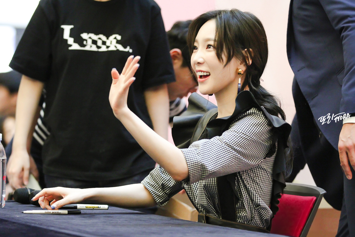 [PIC][16-04-2017]TaeYeon tham dự buổi Fansign cho “MY VOICE DELUXE EDITION” tại AK PLAZA vào chiều nay  - Page 5 27623C385903686A13C597
