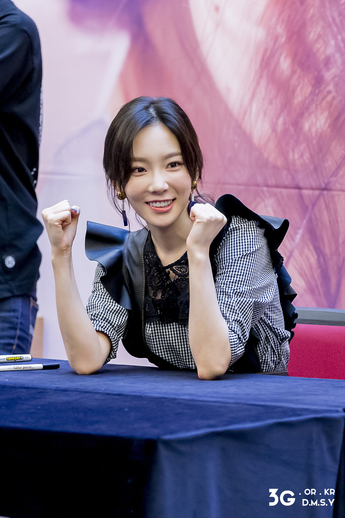 [PIC][16-04-2017]TaeYeon tham dự buổi Fansign cho “MY VOICE DELUXE EDITION” tại AK PLAZA vào chiều nay  - Page 5 2762853D58FDD8D10EE15D