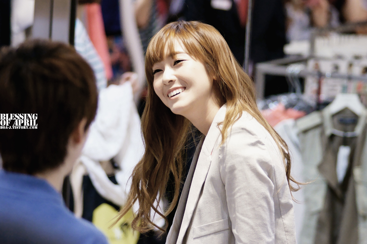 [PIC][15-06-2012]Jessica ghé thăm cửa hàng "COMING STEP" tại Gangnam vào trưa nay - Page 2 160865504FDB41660FD425