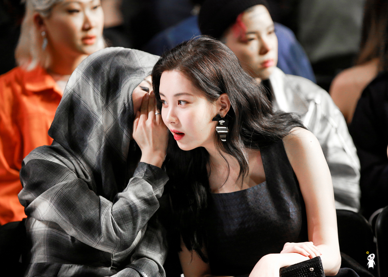 [PIC][29-03-2017]Tiffany - HyoYeon và SeoHyun tham dự sự kiện ra mắt BST Thu - Đông của thương hiệu "PUSHBUTTON" trong khuôn khổ "2017 S/S HERA Seoul Fashion Week" vào chiều nay - Page 5 2105EC47590AFDD6171CAA