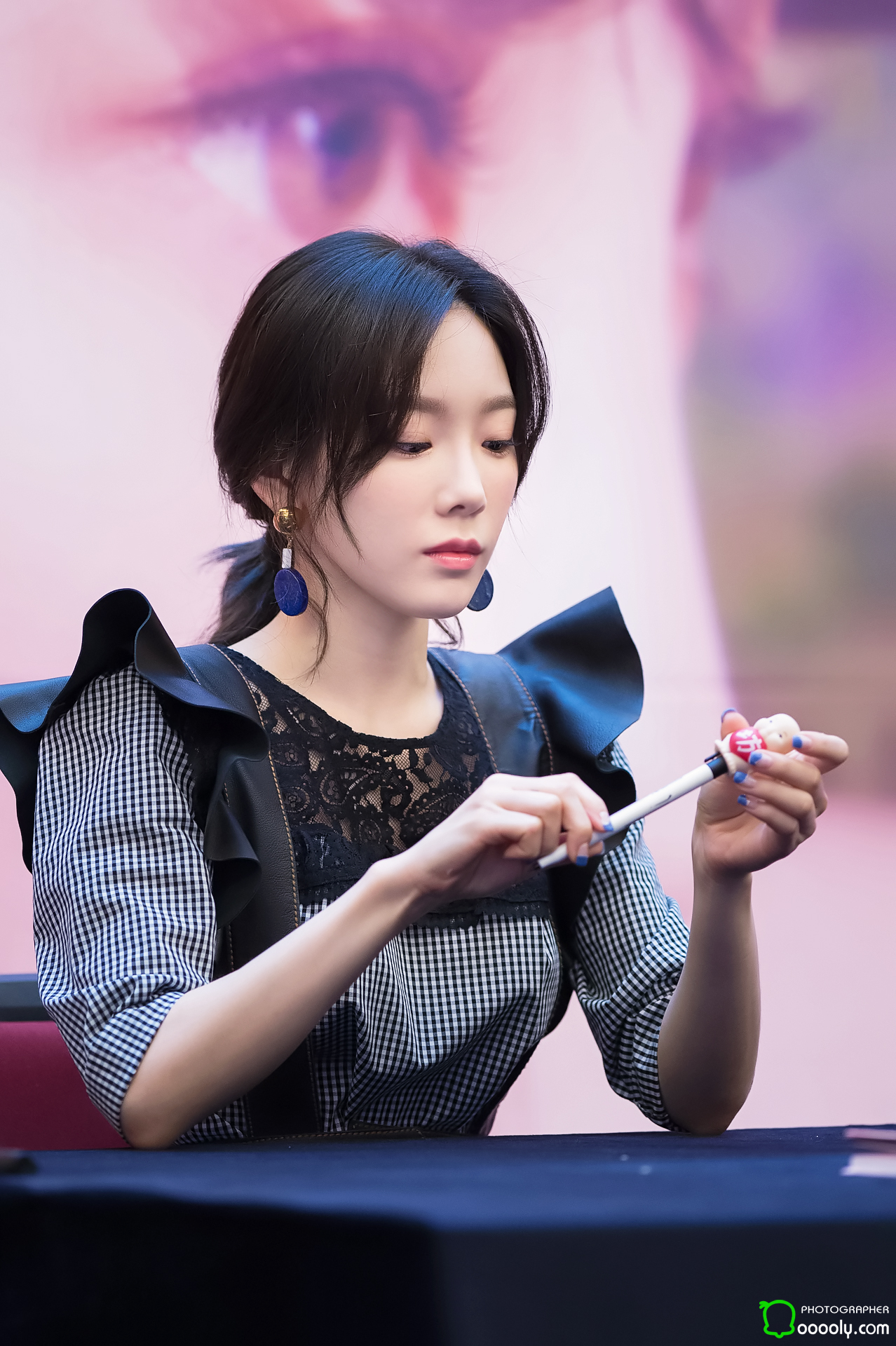 [PIC][16-04-2017]TaeYeon tham dự buổi Fansign cho “MY VOICE DELUXE EDITION” tại AK PLAZA vào chiều nay  - Page 3 2261514C58F3899C122807