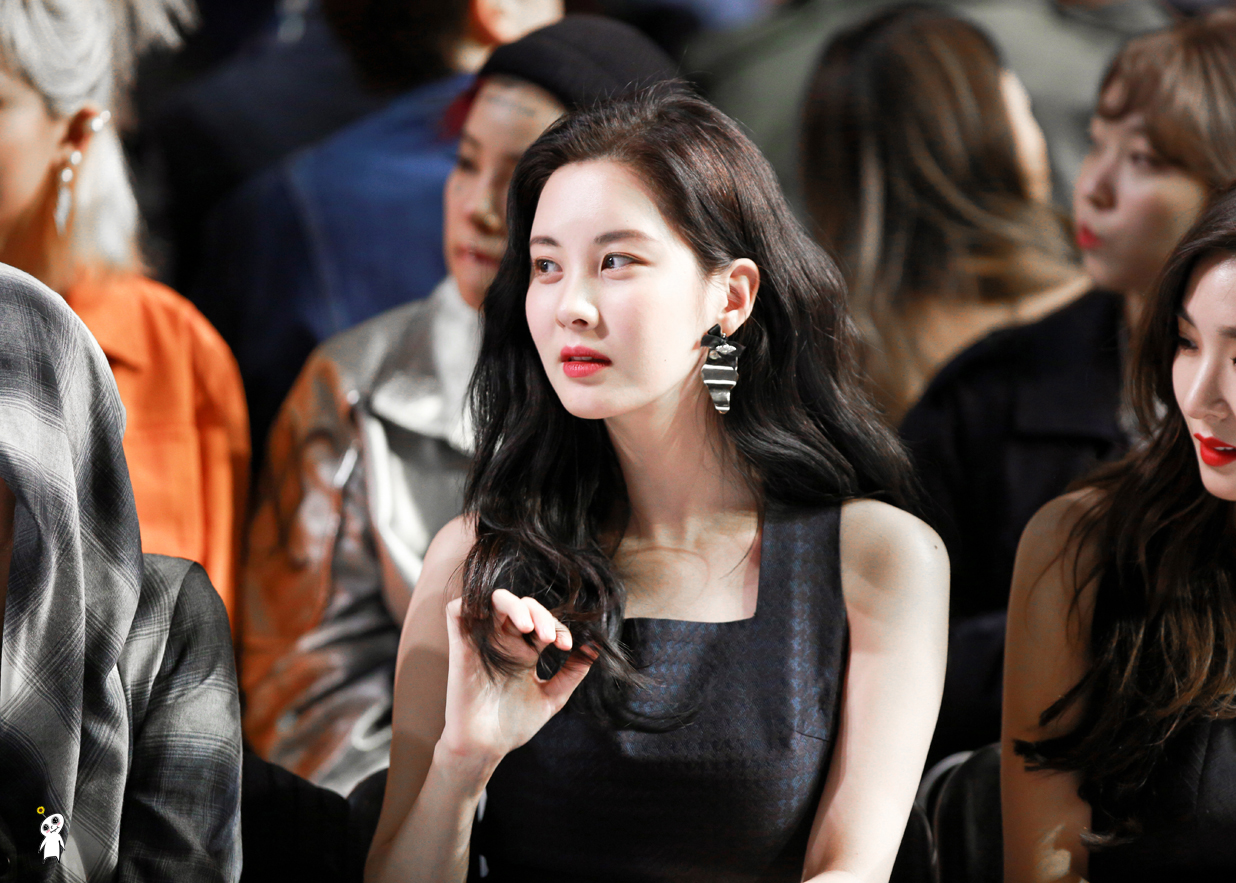 [PIC][29-03-2017]Tiffany - HyoYeon và SeoHyun tham dự sự kiện ra mắt BST Thu - Đông của thương hiệu "PUSHBUTTON" trong khuôn khổ "2017 S/S HERA Seoul Fashion Week" vào chiều nay - Page 5 23689547590AFDD11A5955