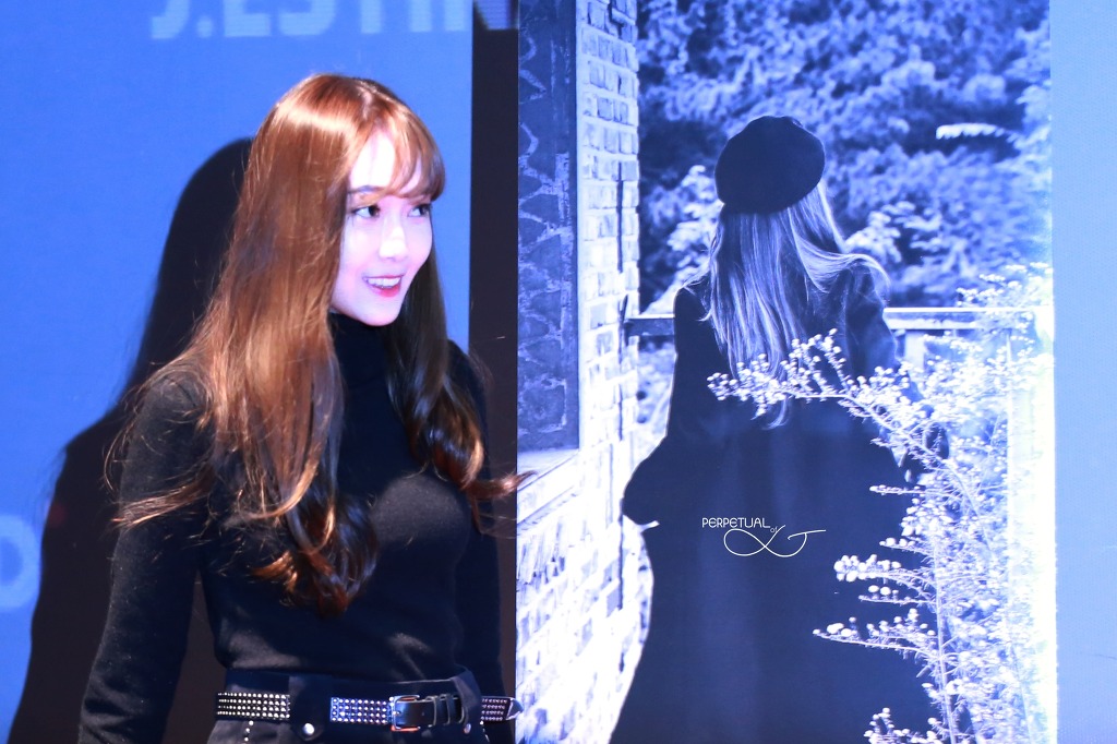 [PIC][07-11-2015]Jessica tham dự buổi Fansign cho dòng mỹ phẩm "J.ESTINA RED" tại "Myeongdong Lotte Cinema" vào chiều nay 240CF539563E43DD23E9BE