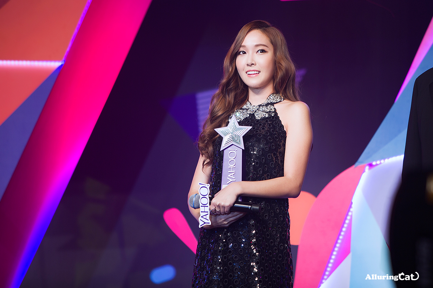 [PIC][07-12-2014]Jessica khởi hành đi Hồng Kông để tham dự "Yahoo Asia Buzz Award 2014" vào sáng nay - Page 3 2411383C54B515C92E233E