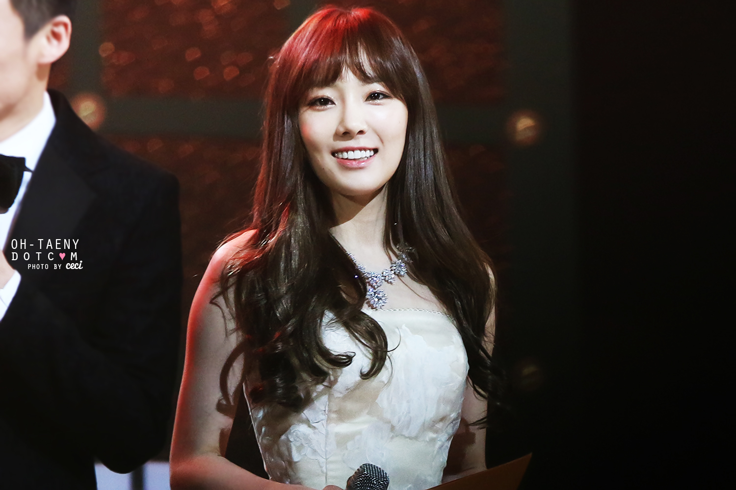 [PIC][16-01-2014]Hình ảnh từ "JTBC 28th Golden Disk Award" của MC TaeYeon và Tiffany vào tối nay + SNSD giành chiến thắng với 2 giải thưởng - Page 3 2570F24852DD04B71CCBF2