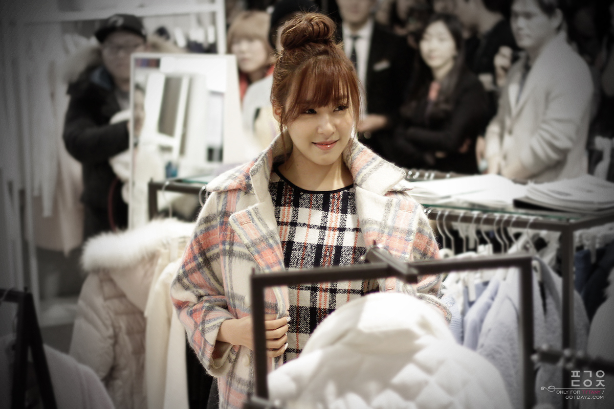 [PIC][28-11-2013]Tiffany ghé thăm cửa hàng "QUA" ở Hyundai Department Store vào trưa nay - Page 2 2657C04B529756BA38049C