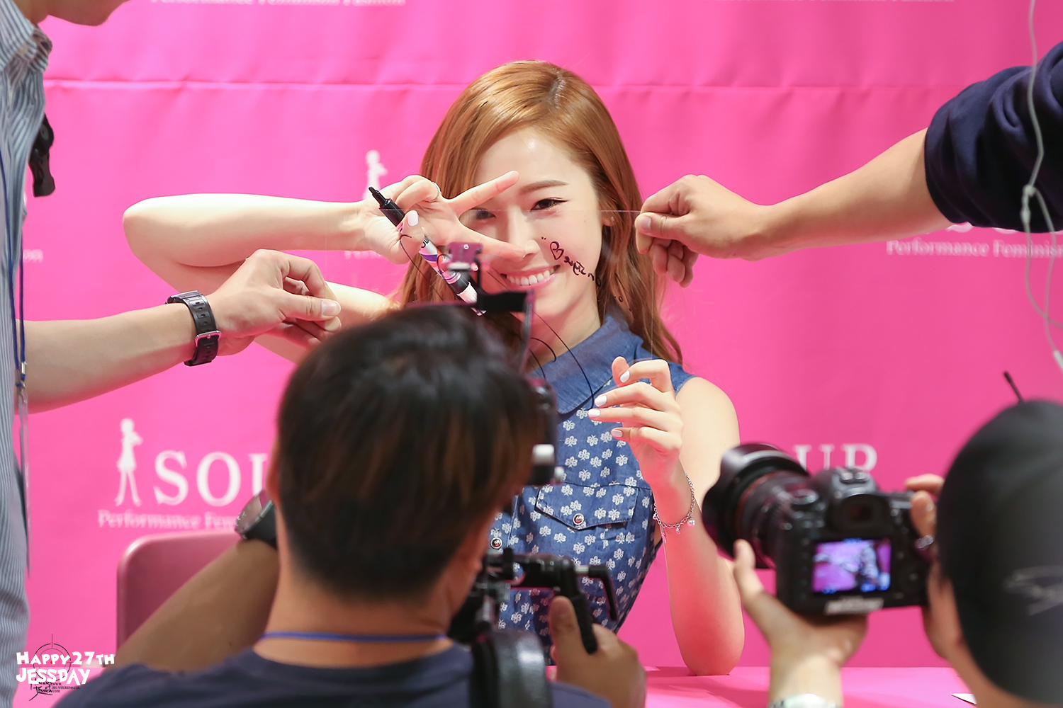 [PIC][14-06-2014]Jessica tham dự buổi fansign lần 2 cho thương hiệu "SOUP" vào trưa nay - Page 2 266E984E5531137C33561F