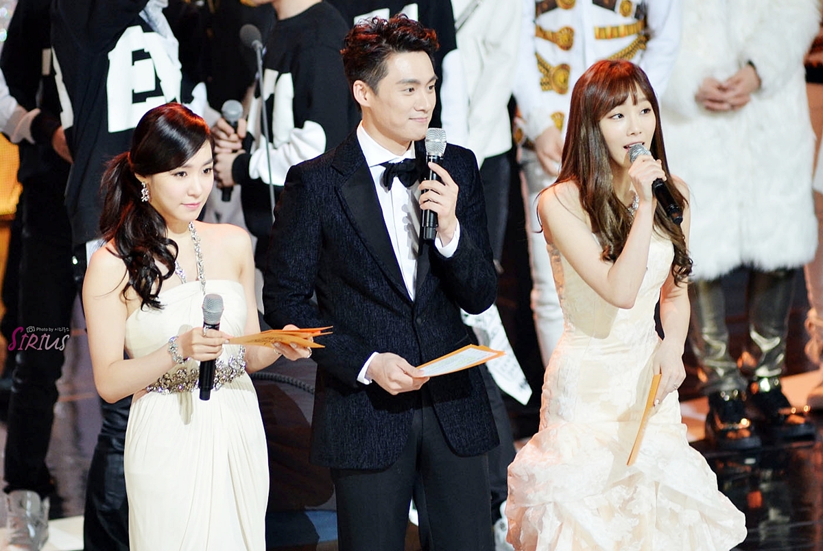 [PIC][16-01-2014]Hình ảnh từ "JTBC 28th Golden Disk Award" của MC TaeYeon và Tiffany vào tối nay + SNSD giành chiến thắng với 2 giải thưởng - Page 2 270D935052D9153424A5F5