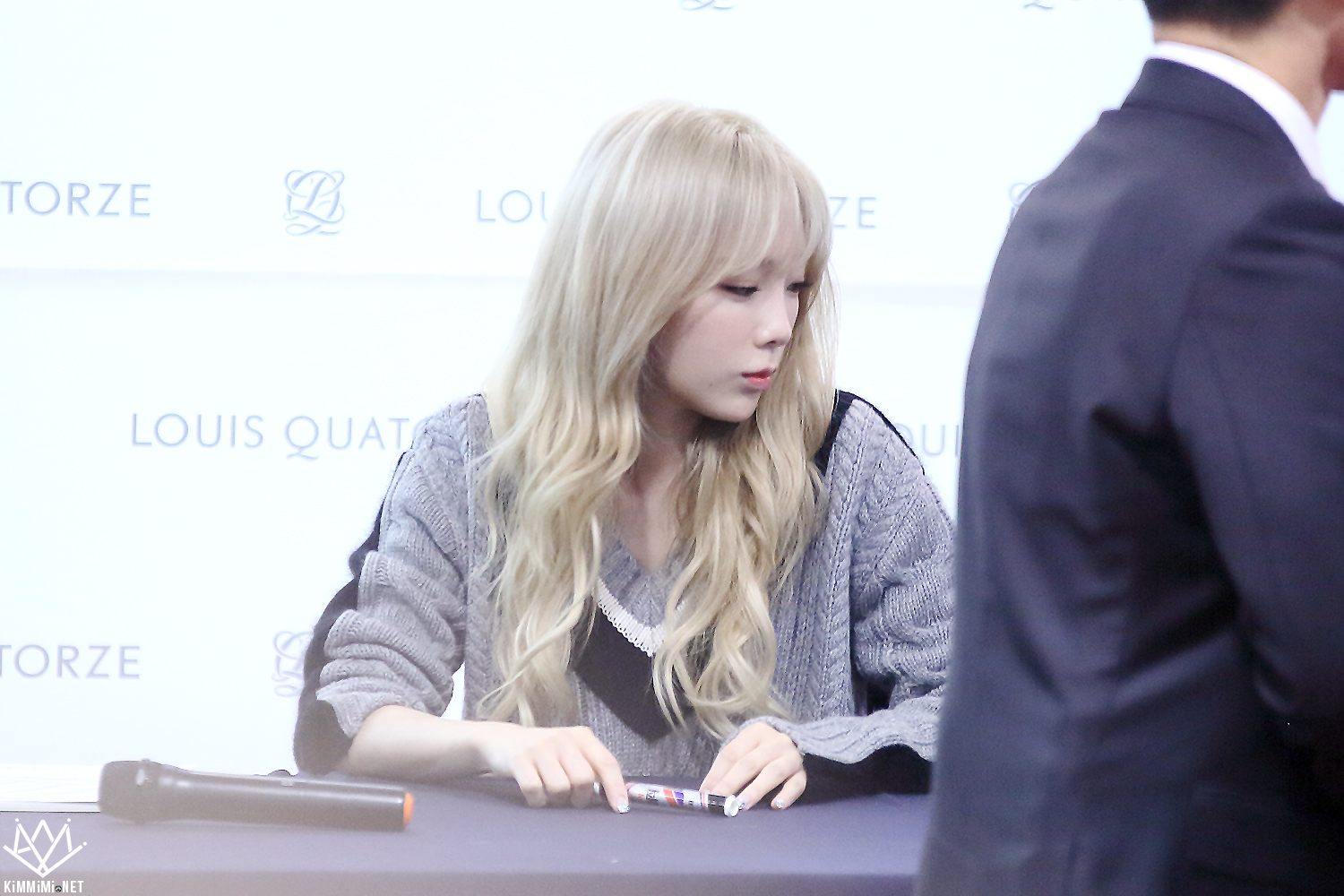 [PIC][27-11-2015]TaeTiSeo tham dự buổi Fansign cho thương hiệu "Louis Quartoze" tại Lotte Department Store Busan vào chiều nay - Page 6 27775B3756A758CA0A9E37